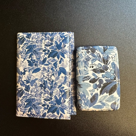 New - Miami Carryon Passport Cover Set Blue Flowers - Picture 3 of 5